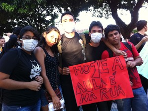 Manifestantes fazem protesto com máscaras, em alusão ao spray de pimenta usado nos protestos em São Paulo (Foto: Gabriela Alves/G1)