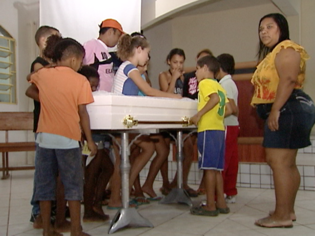Velório da jovem Layza, morta pelo pai no ES. (Foto: Reprodução/TV Gazeta) Velório da jovem Layza, morta pelo pai no ES. (Foto: Reprodução/TV Gazeta)