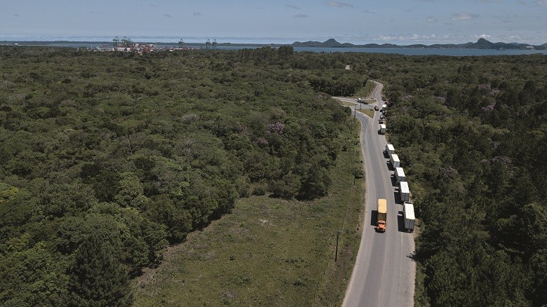 RODOVIA: as cargas partem do oeste catarinense e percorrem 500 quilômetros até os portos de Itajaí e Navegantes (Foto: Alex Hekavei)