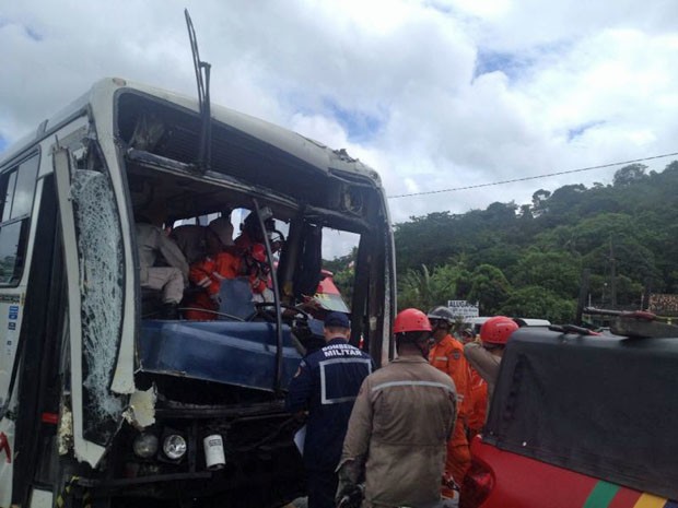 Acidente envolvendo três ônibus aconteceu na PE-15 (Foto: Fernando Rego Barros / TV Globo)