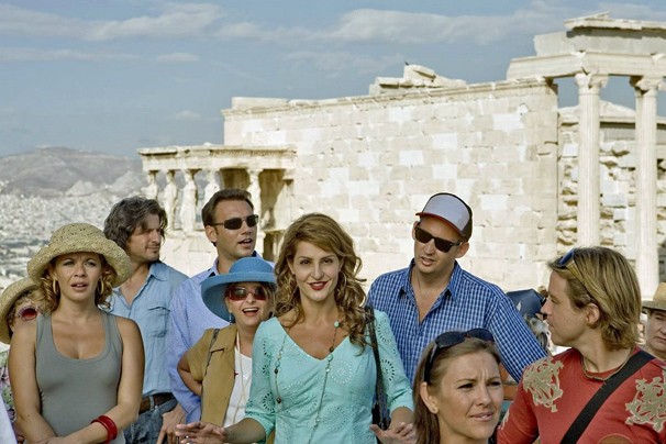 Nia Vardalos (no centro) está no filme 'Falando Grego', uma viagem pelos belos cenários da Grécia Antiga (Foto: Divulgação)
