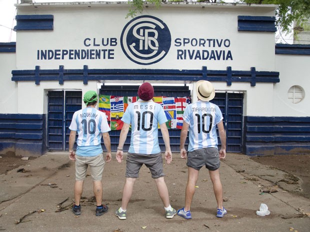 David, Pete e Adam usando camisas de jogadores argentinos (Foto: Arquivo pessoal/Walk to the World Cup)