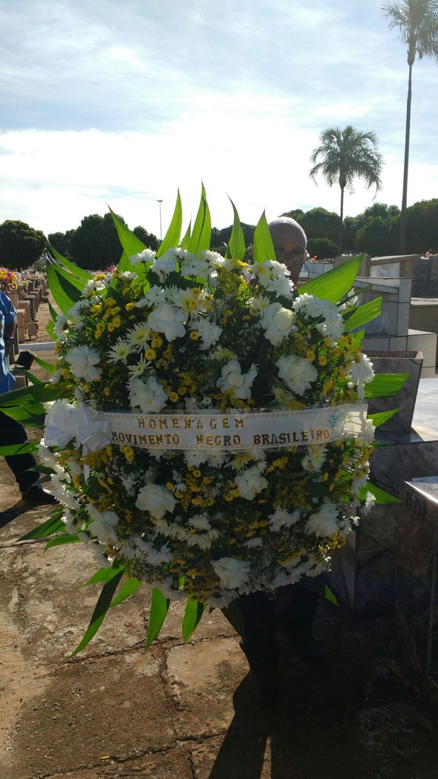 Coroa de flores no enterro de Antônio Pompêo (Foto: Silvana Abreu/ EGO)