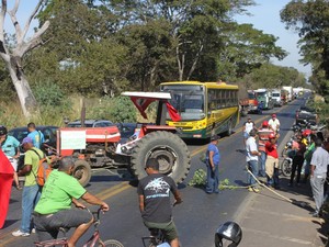 Rodovia ficou fechado por cercad e duas horas. (Foto: Ivan Rodrigues/Ascom)