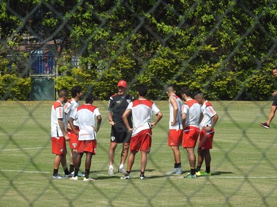 Jogadores do São Paulo se reúnem com Bauza (Foto: Marcelo Hazan)