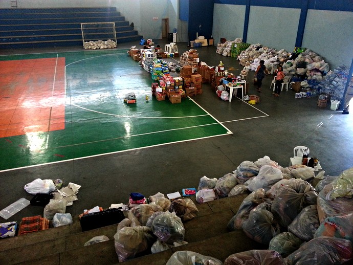Os cerca de 200 kg de mantimentos arrecadados no amistoso foram levados para ginásio poliesportivo, em Serra Sede (Foto: Richard Pinheiro/Globoesporte.com)