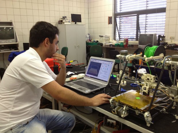 Estudante começou a desenvolveu uma impressora 3D de autoria dele (Foto: Cassiane Seghatti/G1)
