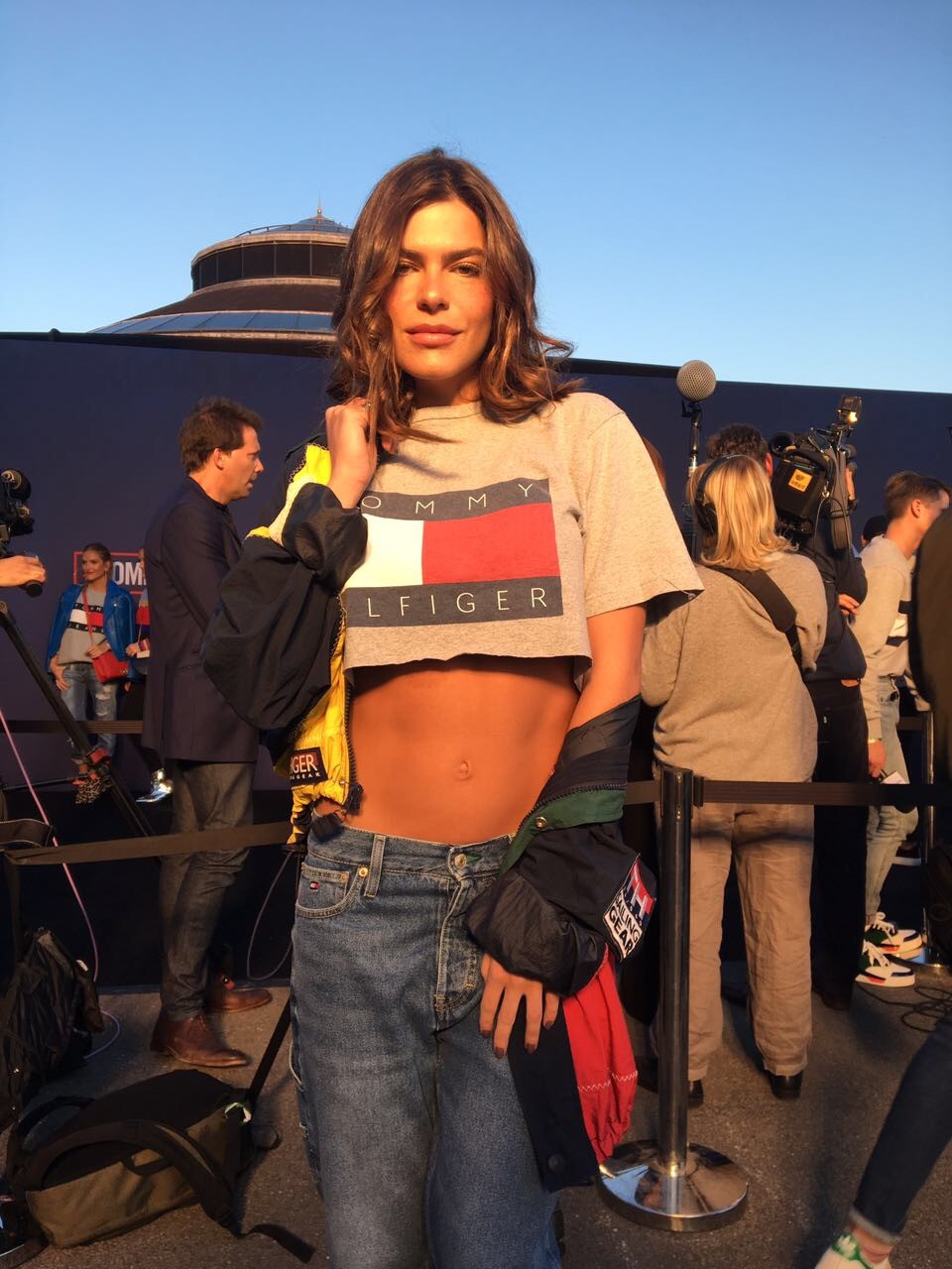 Mari Goldfarb mostra seu corpo escultural em desfile em Londres Vogue