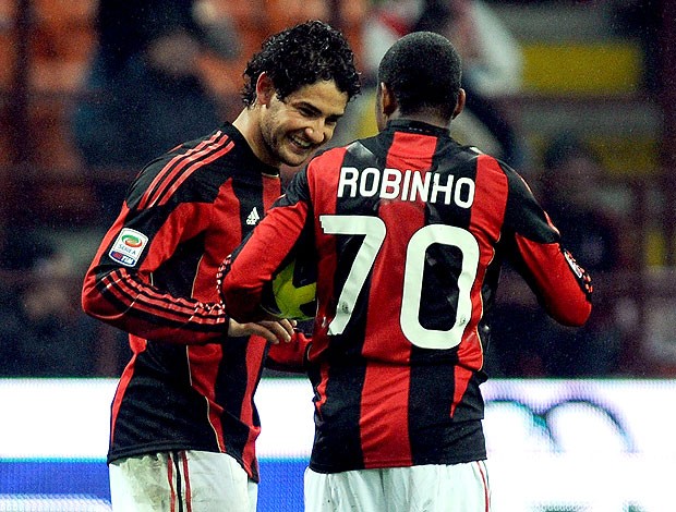 Pato e Robinho comemoram gol do Milan contra o Udinese (Foto: Getty Images)