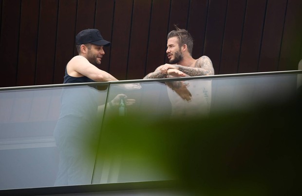 David Beckham na varanda de hotel no RJ (Foto: Gabriel Reis e André Freitas / AgNews)