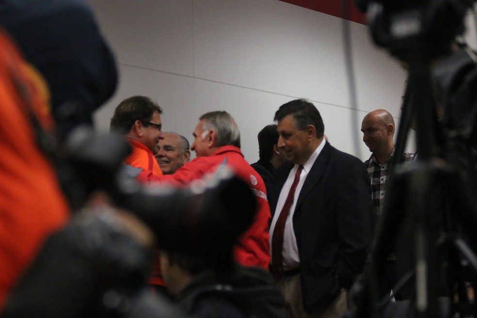 Guto foi abraçado por funcionários, conselheiros e diretores (Foto: Eduardo Deconto)