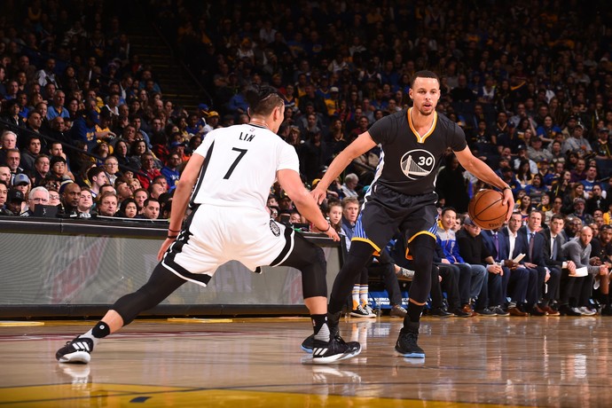 Stephen Curry x Nets (Foto: Noah Graham / Getty Images)