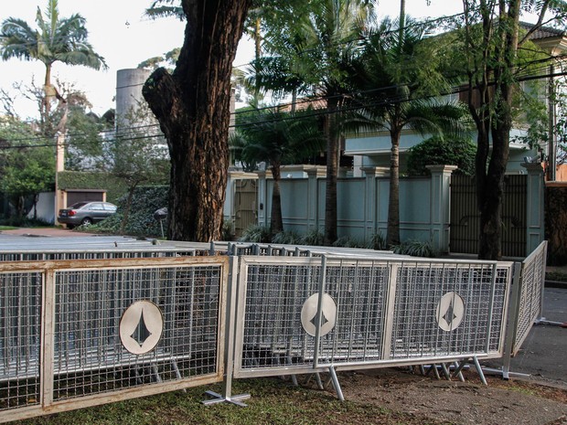 Grades são instaladas em frente à casa do presidente em exercício Michel Temer em São Paulo (Foto: Marivaldo Oliveira/Código 19/Estadão Conteúdo)