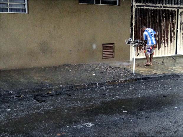 Rapaz limpou a calçada na Rua Tapajós: "o prejuízo foi grande", disse (Foto: Eduardo Guidini/ G1)