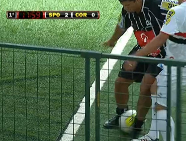 FRAME - Denilson aplica caneta em Pereira (Foto: Reprodução SporTV)