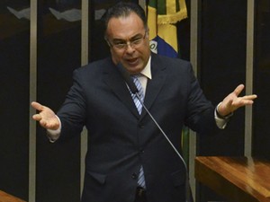 O deputado André Vargas (PT-PR), ao se defender no plenário no início de abril (Foto: José Cruz/Agência Brasil)