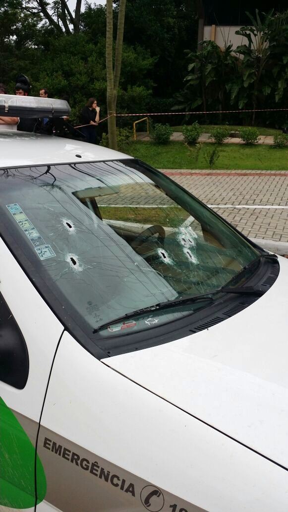 Viatura da PM foi atingida por disparos em Florianópolis (Foto: Mayara Cardoso/Divulgação)
