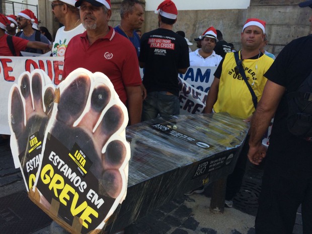 Servidores fazem protesto nesta tera-feira em frente  Alerj (Foto: Gabriel Barreira)