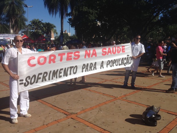Manifesto em faixa contra decisões da administração municipal (Foto: Priscilla dos Santos/ G1 MS)