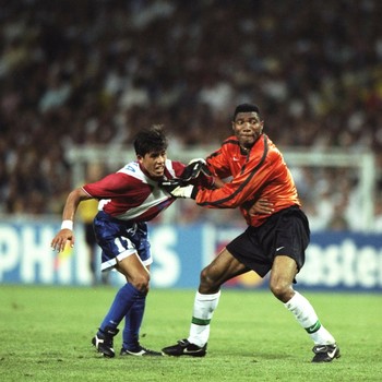 Peter Rufai e  Hugo Brizuela - Nigéria x Paraguai - Copa do Mundo 98 (Foto: Getty Images)