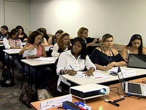 Mulheres trabalham mais que os homens no Brasil (Foto: reprodução Globo News)