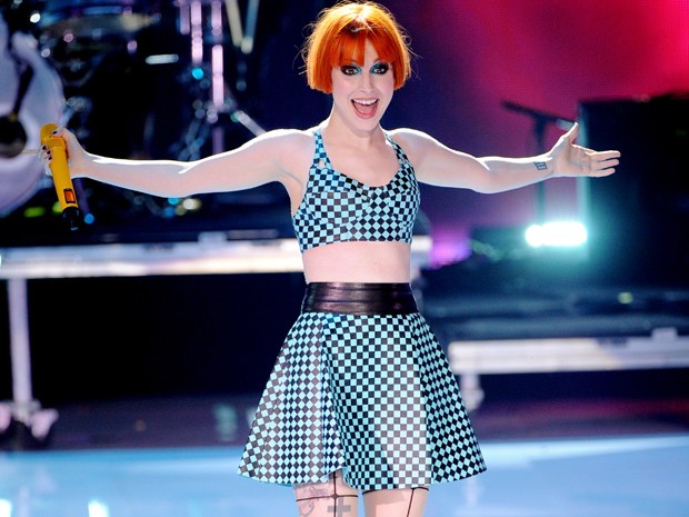 Hayley Williams, vocalista do Paramore, no palco do Teen Choice Awards 2013, neste domingo (11) (Foto: Kevin Winter/Getty Images/AFP)