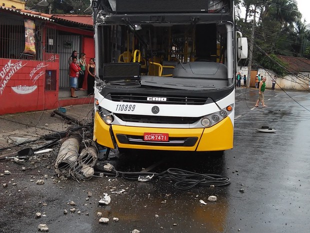 G Nibus Derruba Poste Em Avenida De Mogi Das Cruzes Not Cias Em