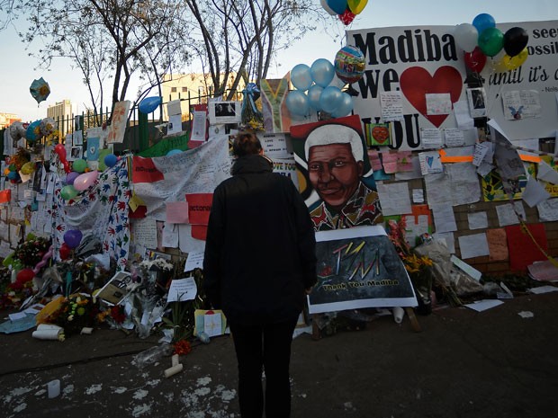 Frente de hospital onde Mandela está internado vira lugar de homenagens (Foto: AFP)