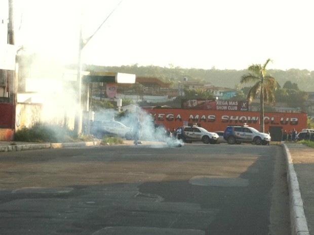 Polícia detonou banana de dinamite na Zona Leste de Manaus na manhã desta terça (31) (Foto: Ana Graziela Maia/G1 AM)