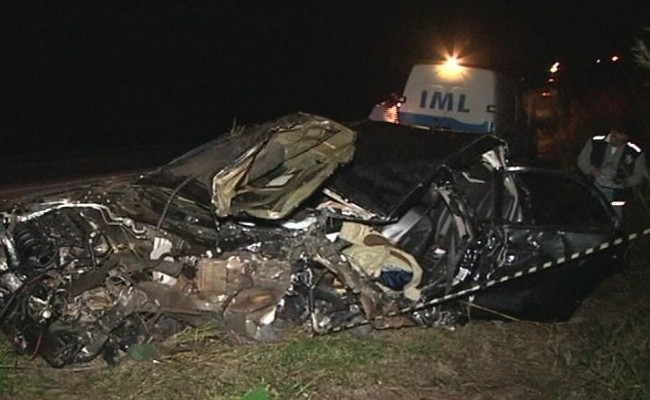Carro ficou completamente destruído após colisão frontal na BR-050, em Catalão, Goiás (Foto: Reprodução/TV Anhanguera)