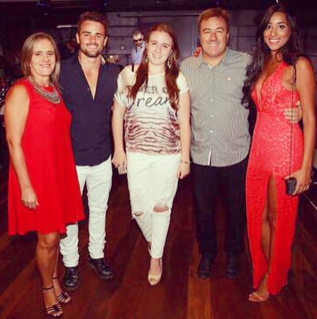 Rafael Licks com seus pais, irmã e sua namorada Talita Araújo (Foto: Instagram/Reprodução)