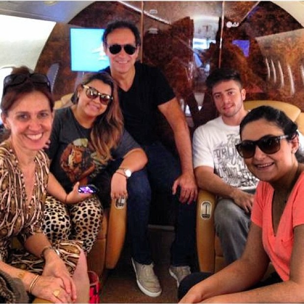Preta Gil e Rodrigo Godoy com Flora Gil e amigos em avião (Foto: Instagram/ Reprodução)