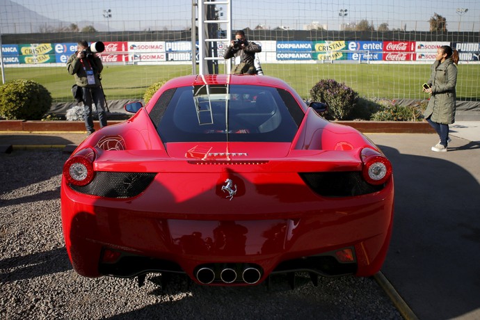 Ferrari de Vidal no CT do Chile (Foto: REUTERS/Ivan Alvarado)