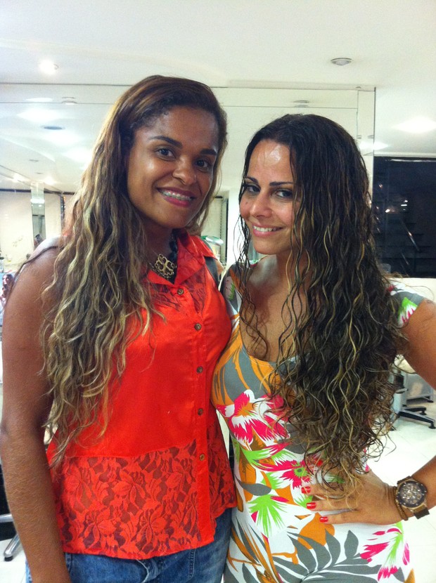 Viviane Araújo coloca mega hair (Foto: Divulgação)