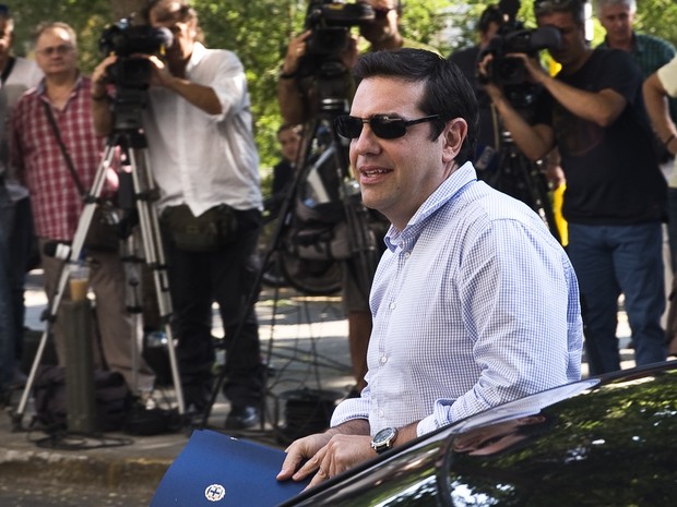 O primeiro-ministro grego, Alexis Tsipras, chega para encontro de seu partido em Atenas, Grécia, nesta segunda (27) (Foto: REUTERS/Ronen Zvulun)