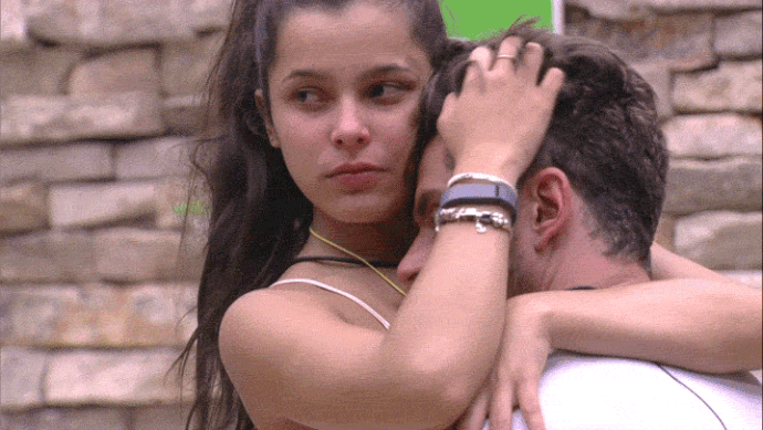 Emilly e Marcos se abraçam  (Foto: TV Globo)