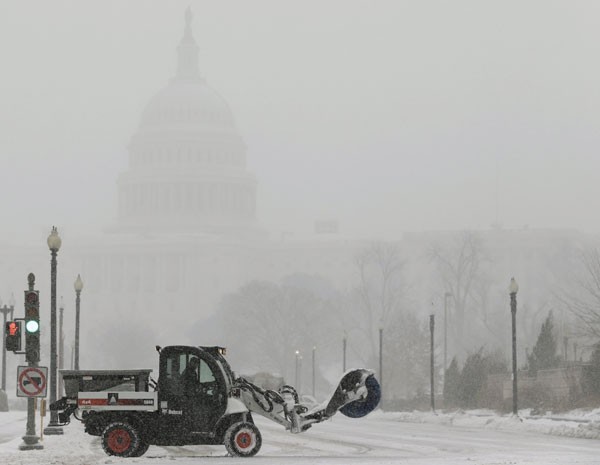 Varredor de neve tenta manter rua aberta na frente do Capitólio dos EUA, durante uma nevasca em Washington. (Foto: Gary Cameron/Reuters)
