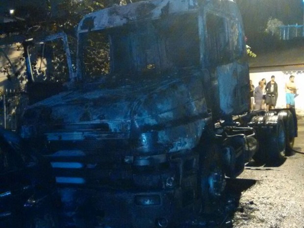 Homem teria jogado coquetel molotov contra caminhão (Foto: Polícia Militar/Divulgação)