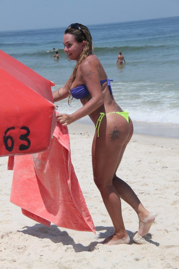 Cristina Mortágua  em praia na Barra da Tijuca, RJ (Foto: Gabriel Rangel / AgNews)