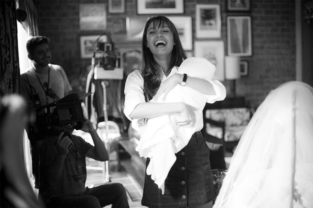 Nos bastidores de gravações, Sophie se diverte ao colocar no colo o boneco de um bebê. Alguém tem dúvidas que bateu uma saudadinha do Otto? 💟 (Foto: Raphael Dias/Gshow)