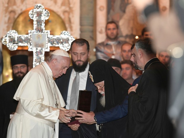 Pope Francis receives a gift from Georgian Orthodox Patriarch Ilia II during a visit at the Svetitskhoveli Cathedral in Mtskheta (Foto: Osservatore Romano/via Reuters)