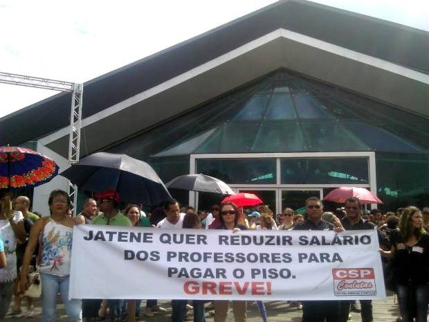 Professores em greve protestam nesta terça (28), em Belém, contra contratação de temporários e a ameça de corte de ponto dos faltosos.  (Foto: Desirèe Giusti)