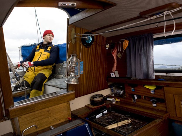 Foto de Gabriele Galimberti, fotógrafo italiano que viajou o mundo pela rede Couchsurfing; homem em barco na Noruega (Foto: Gabriele Galimberti/Divulgação)