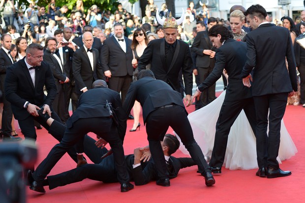 Homem invade o tapete vermelho no Festival de Cannes (Foto: AFP / Agncia)