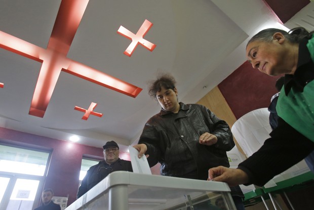 Georgianos votaram para eleição presidencial em Tbilisi neste domingo (27) (Foto: Sergei Grits/ AP)