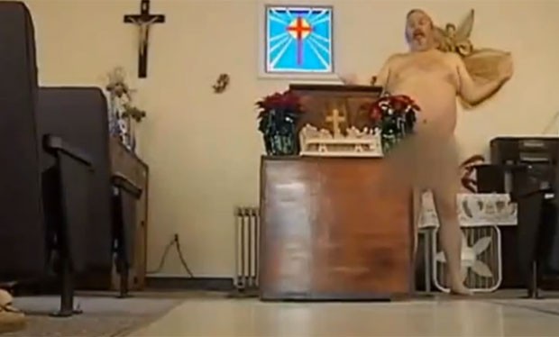 Para pastor, todos são iguais quando estão nus (Foto: Reprodução/YouTube/Valentine Odika)