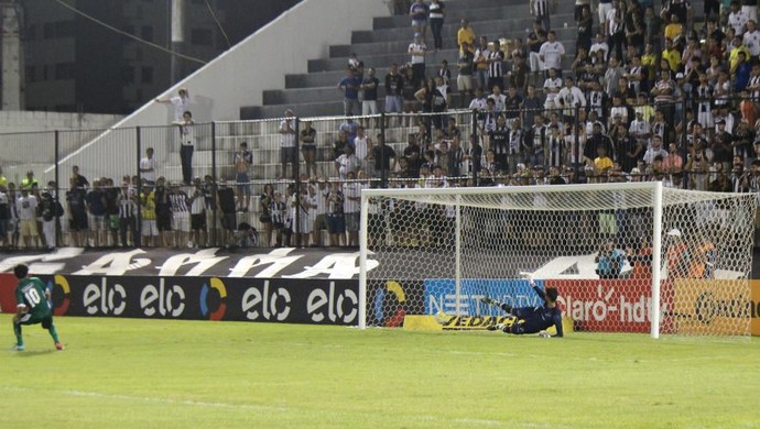 ABC x Gama - Copa do Brasil - gol classificação pênaltis (Foto: Augusto Gomes/GloboEsporte.com)