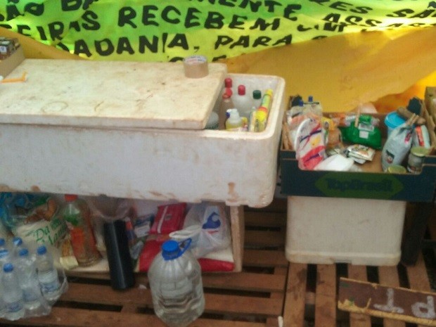 Cozinha improvisada em acampamento pró-impeachment no Parque da Cidade, no centro de Brasília; manifestantes receberam doações de água e alimentos (Foto: Mateus Vidigal/G1)