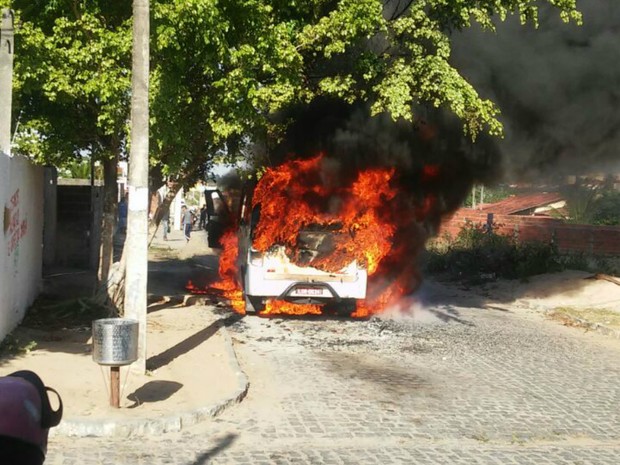 Bandidos mandaram os passageiros descerem e atearam fogo em um micro-ônibus em Parnamirim (Foto: Divulgação/PM)