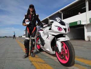 Vanessa Daya, pilota do Campeonato Brasiliense de Motovelocidade. Atual campeã da categoria Superbike com Batom (Foto: Divulgação/Facebook)